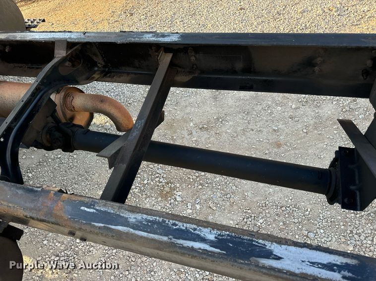 image for item EN5228 2004 International 4300 truck cab and chassis