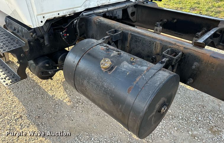 image for item EN5228 2004 International 4300 truck cab and chassis