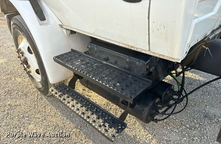 image for item EN5228 2004 International 4300 truck cab and chassis