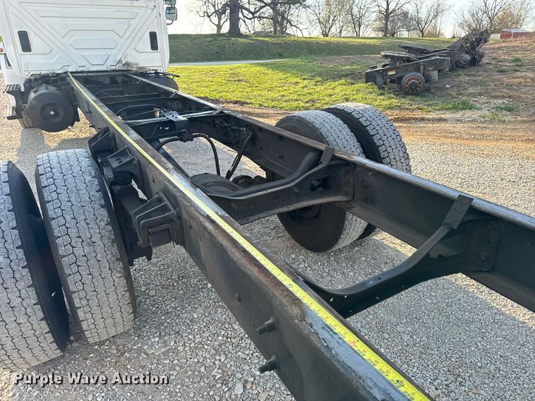 image for item EN5228 2004 International 4300 truck cab and chassis