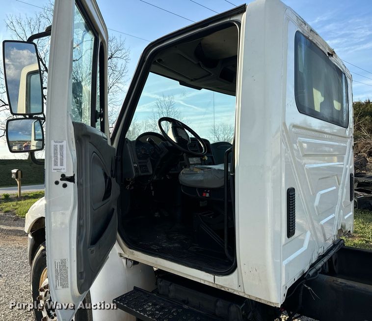 image for item EN5228 2004 International 4300 truck cab and chassis