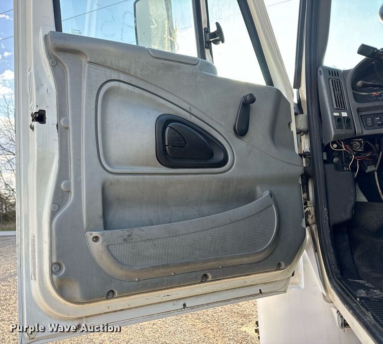image for item EN5228 2004 International 4300 truck cab and chassis