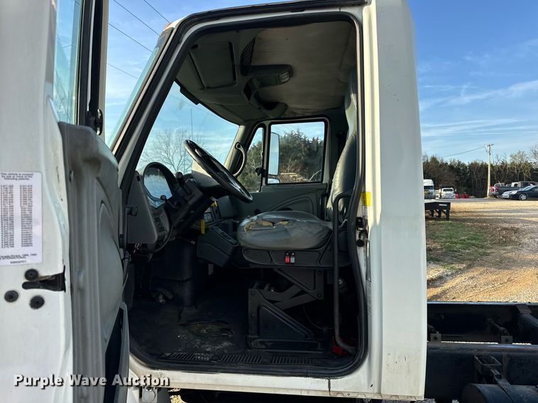 image for item EN5228 2004 International 4300 truck cab and chassis