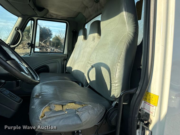 image for item EN5228 2004 International 4300 truck cab and chassis