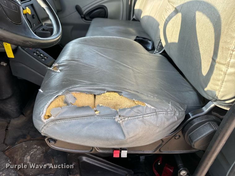 image for item EN5228 2004 International 4300 truck cab and chassis