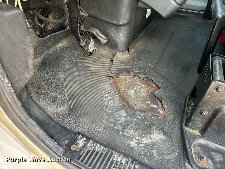 image for item EN5228 2004 International 4300 truck cab and chassis