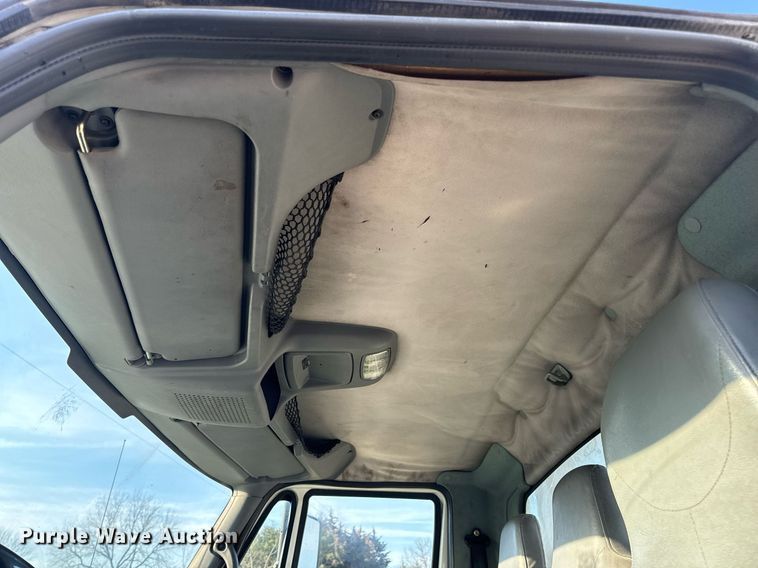 image for item EN5228 2004 International 4300 truck cab and chassis