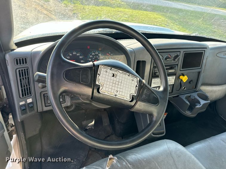 image for item EN5228 2004 International 4300 truck cab and chassis