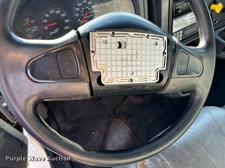 image for item EN5228 2004 International 4300 truck cab and chassis