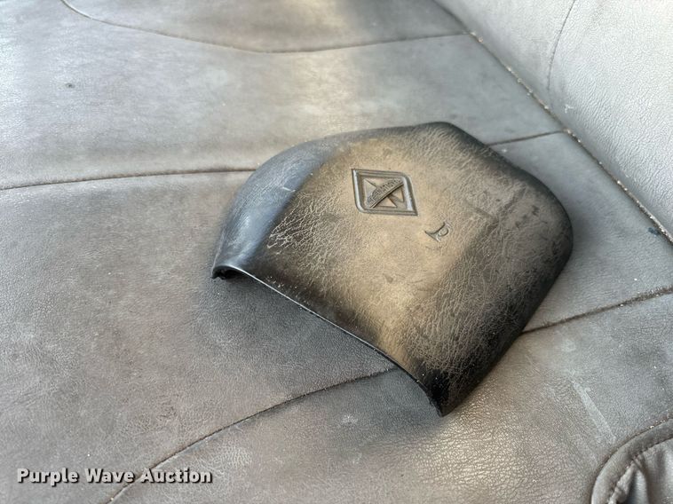 image for item EN5228 2004 International 4300 truck cab and chassis