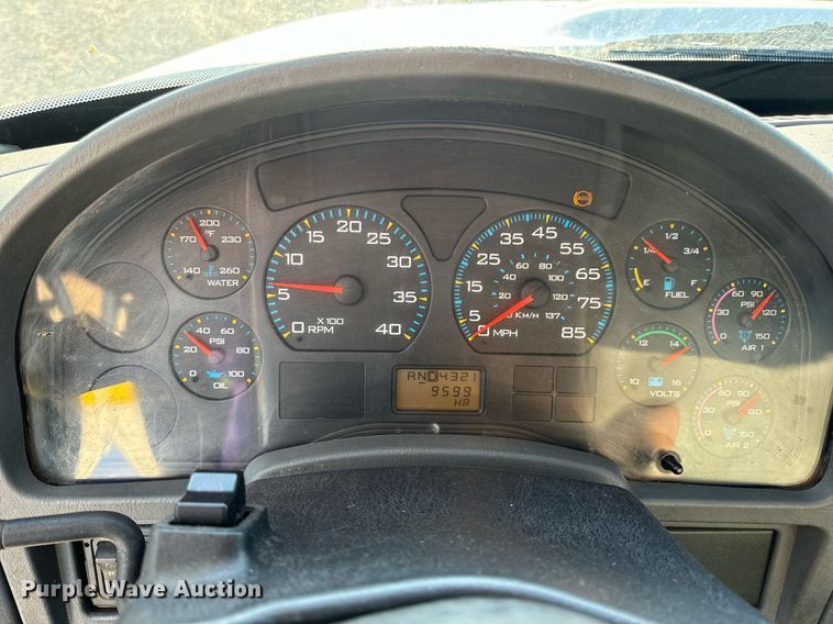 image for item EN5228 2004 International 4300 truck cab and chassis