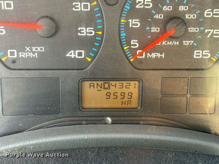 image for item EN5228 2004 International 4300 truck cab and chassis