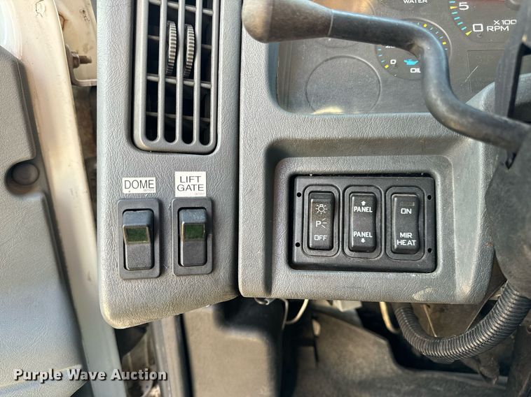 image for item EN5228 2004 International 4300 truck cab and chassis