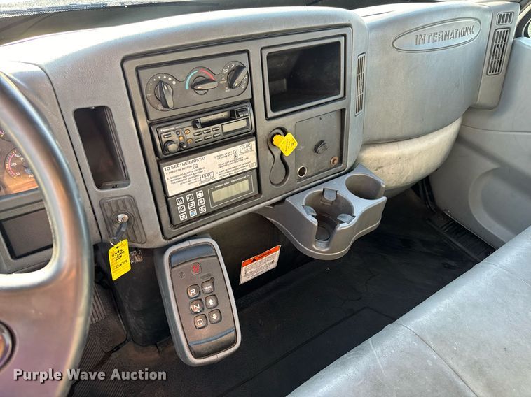 image for item EN5228 2004 International 4300 truck cab and chassis