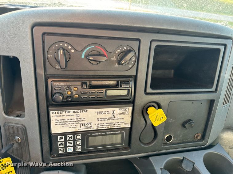 image for item EN5228 2004 International 4300 truck cab and chassis