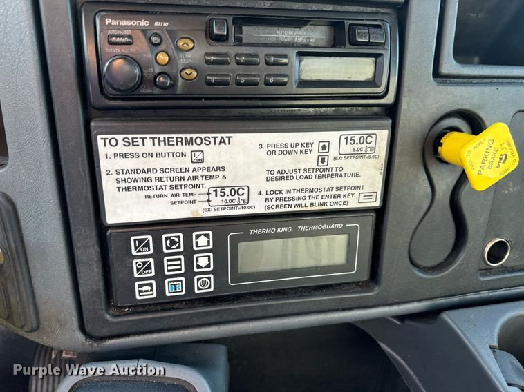 image for item EN5228 2004 International 4300 truck cab and chassis