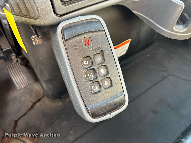 image for item EN5228 2004 International 4300 truck cab and chassis