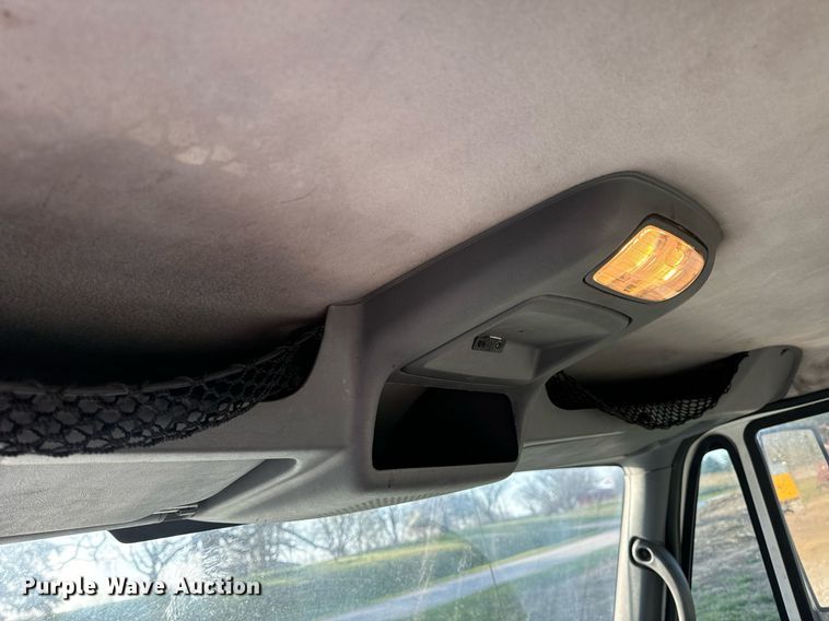 image for item EN5228 2004 International 4300 truck cab and chassis