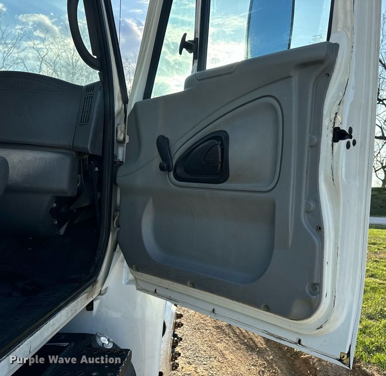 image for item EN5228 2004 International 4300 truck cab and chassis