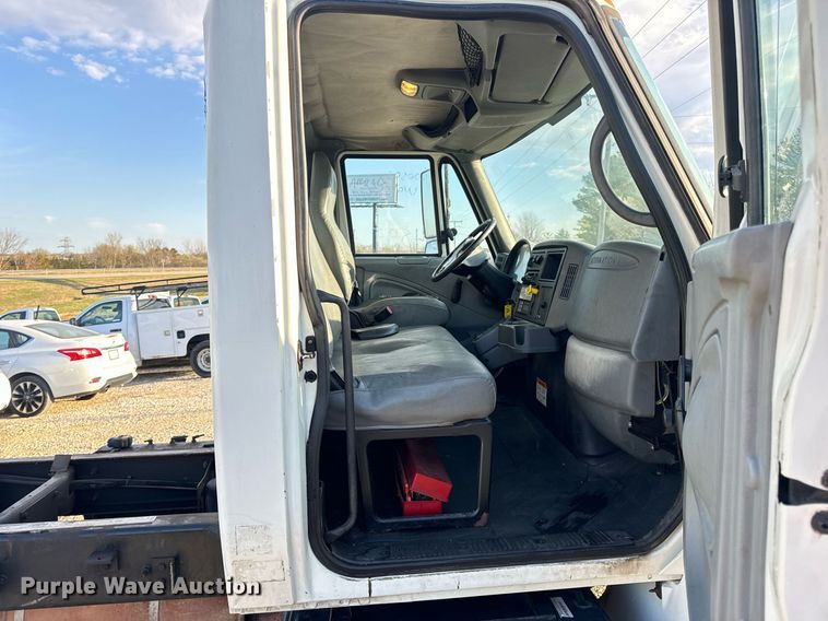 image for item EN5228 2004 International 4300 truck cab and chassis