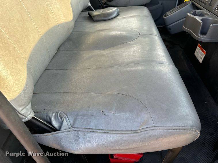 image for item EN5228 2004 International 4300 truck cab and chassis