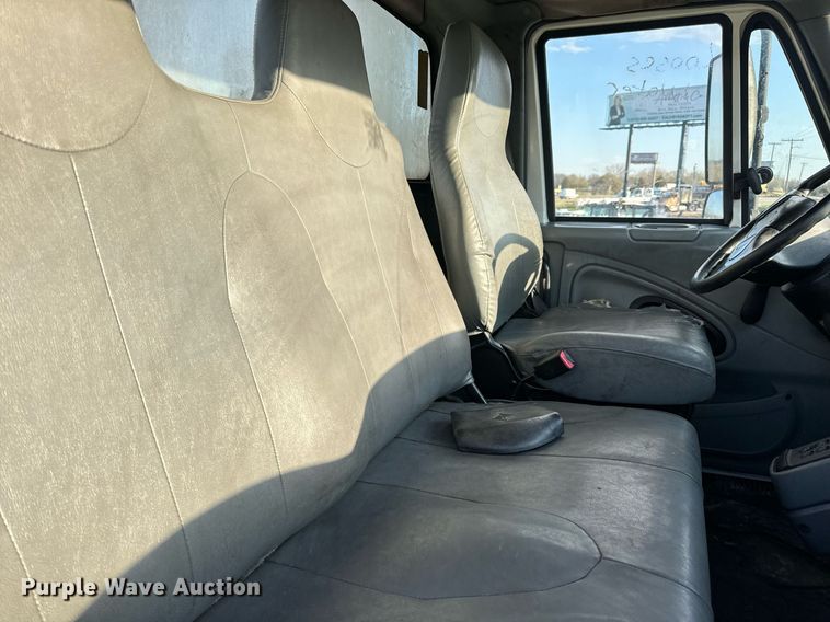 image for item EN5228 2004 International 4300 truck cab and chassis