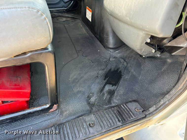 image for item EN5228 2004 International 4300 truck cab and chassis