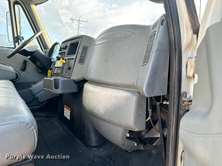 image for item EN5228 2004 International 4300 truck cab and chassis