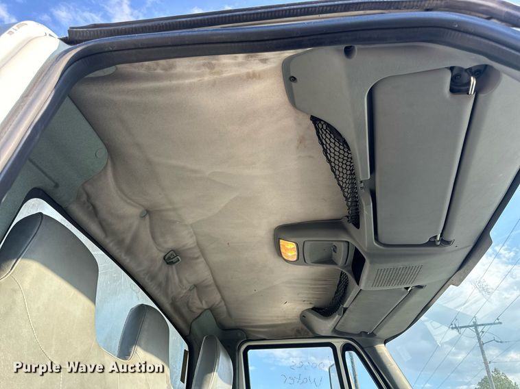 image for item EN5228 2004 International 4300 truck cab and chassis