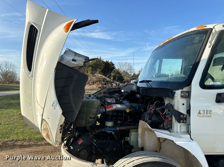 image for item EN5228 2004 International 4300 truck cab and chassis