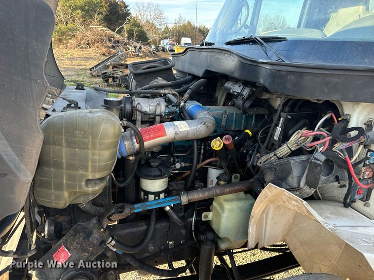 image for item EN5228 2004 International 4300 truck cab and chassis