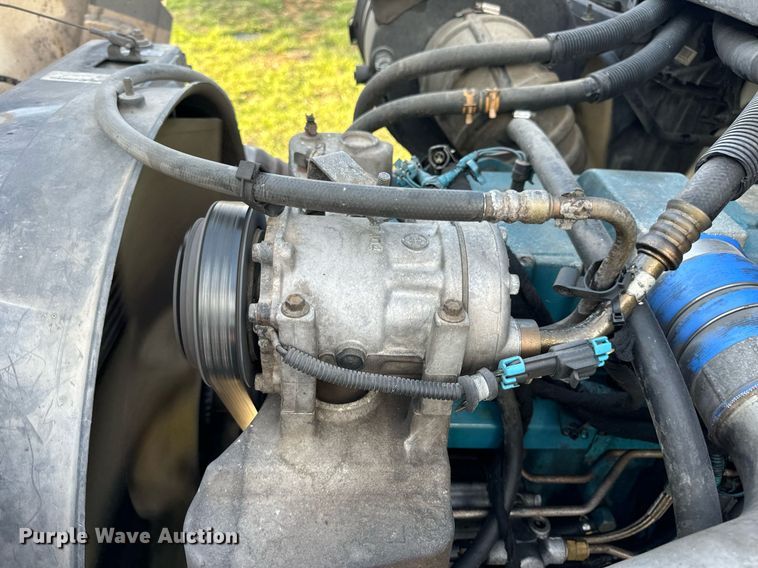 image for item EN5228 2004 International 4300 truck cab and chassis