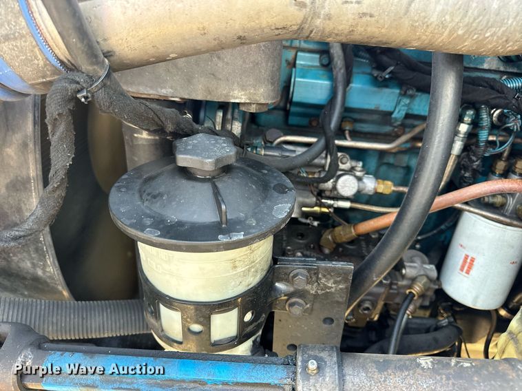 image for item EN5228 2004 International 4300 truck cab and chassis