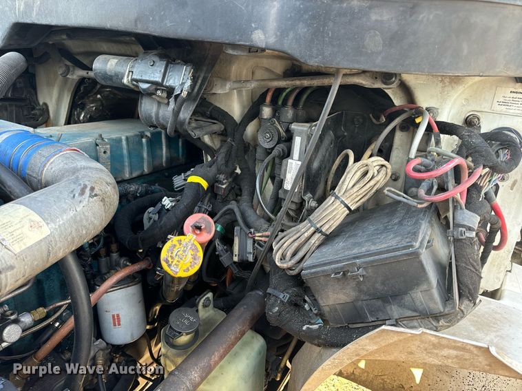 image for item EN5228 2004 International 4300 truck cab and chassis