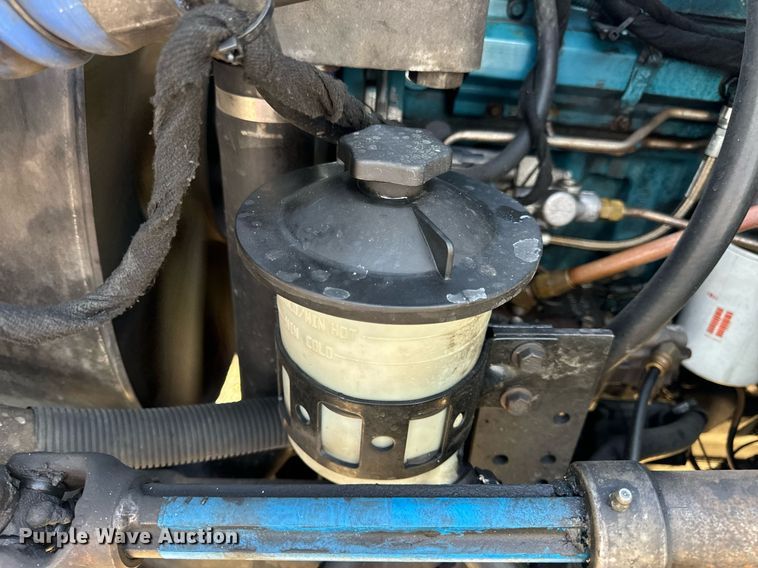 image for item EN5228 2004 International 4300 truck cab and chassis