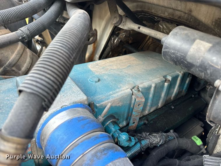 image for item EN5228 2004 International 4300 truck cab and chassis