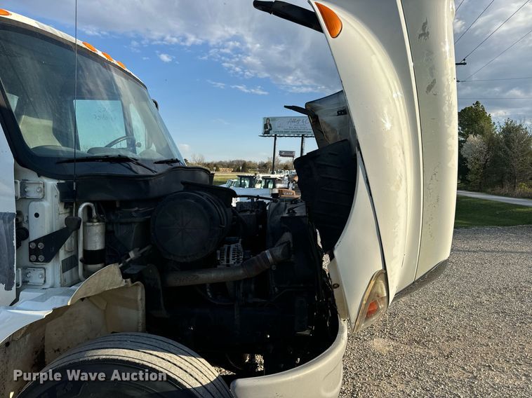 image for item EN5228 2004 International 4300 truck cab and chassis