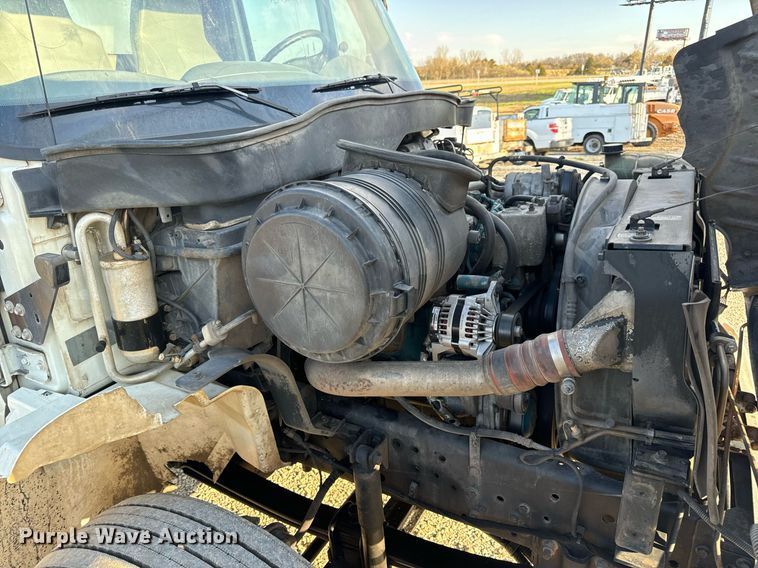 image for item EN5228 2004 International 4300 truck cab and chassis