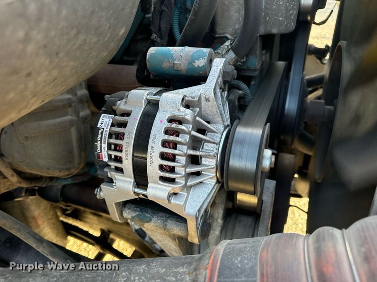 image for item EN5228 2004 International 4300 truck cab and chassis