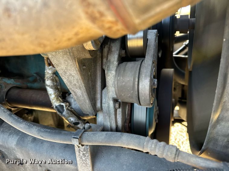 image for item EN5228 2004 International 4300 truck cab and chassis