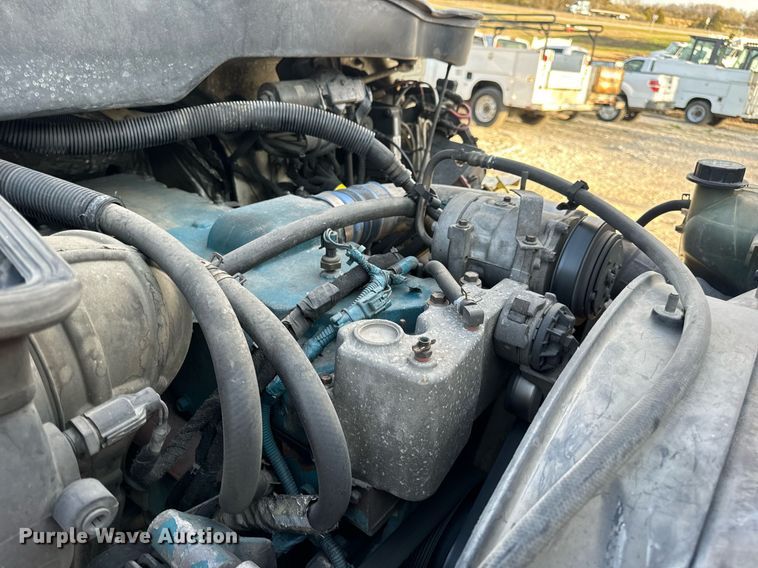 image for item EN5228 2004 International 4300 truck cab and chassis