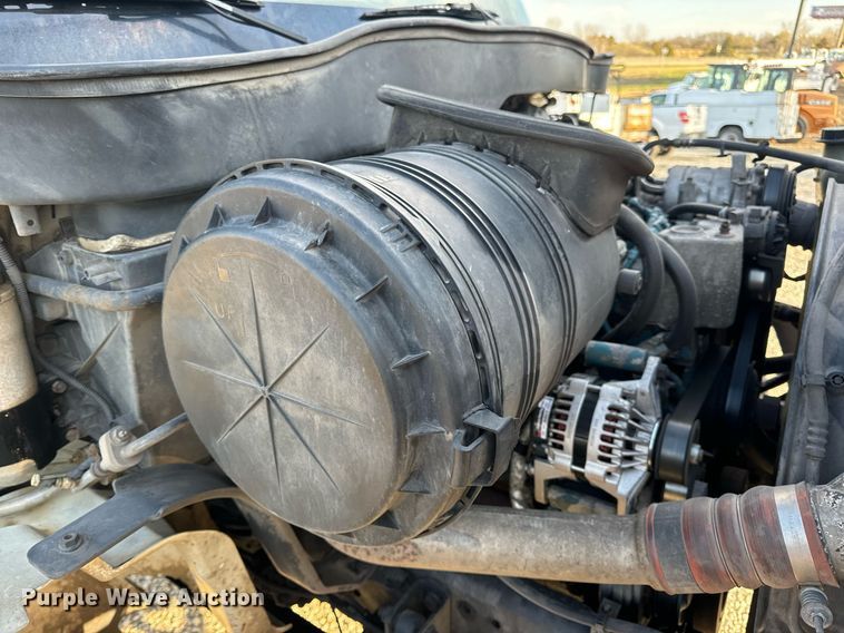 image for item EN5228 2004 International 4300 truck cab and chassis