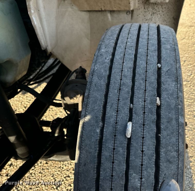 image for item EN5228 2004 International 4300 truck cab and chassis