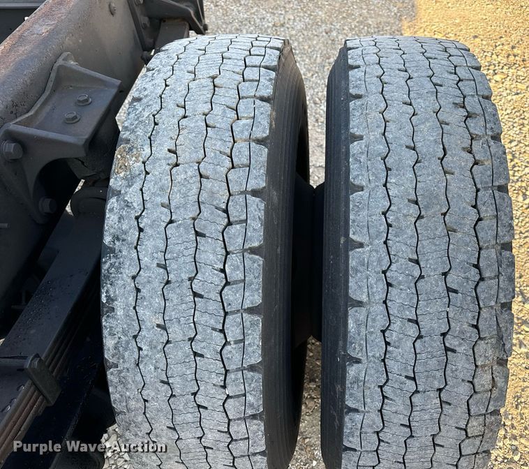 image for item EN5228 2004 International 4300 truck cab and chassis