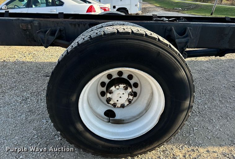 image for item EN5228 2004 International 4300 truck cab and chassis