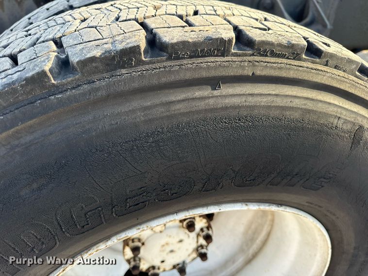 image for item EN5228 2004 International 4300 truck cab and chassis