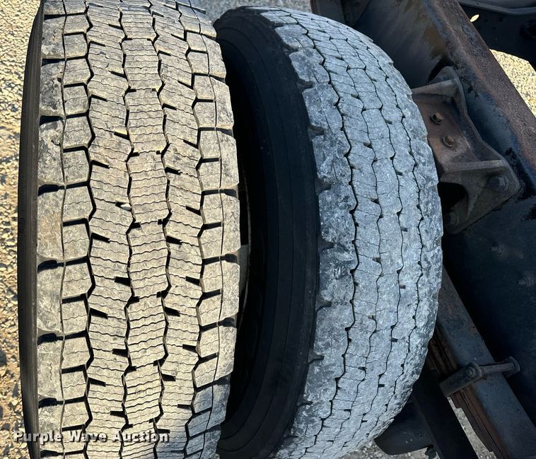 image for item EN5228 2004 International 4300 truck cab and chassis