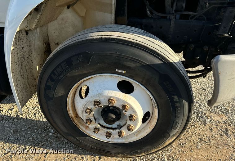 image for item EN5228 2004 International 4300 truck cab and chassis