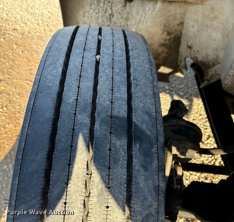 image for item EN5228 2004 International 4300 truck cab and chassis