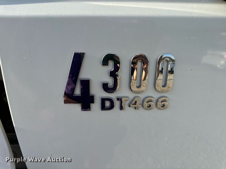 image for item EN5228 2004 International 4300 truck cab and chassis